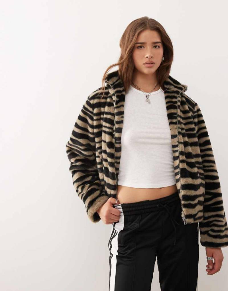 Noisy May - Jacke aus Kunstpelz in Grau mit Stehkragen und Zebramuster-Neutral Noisy May - Jacke aus Kunstpelz in Grau mit Stehkragen und Zebramuster-Neutral von Noisy May