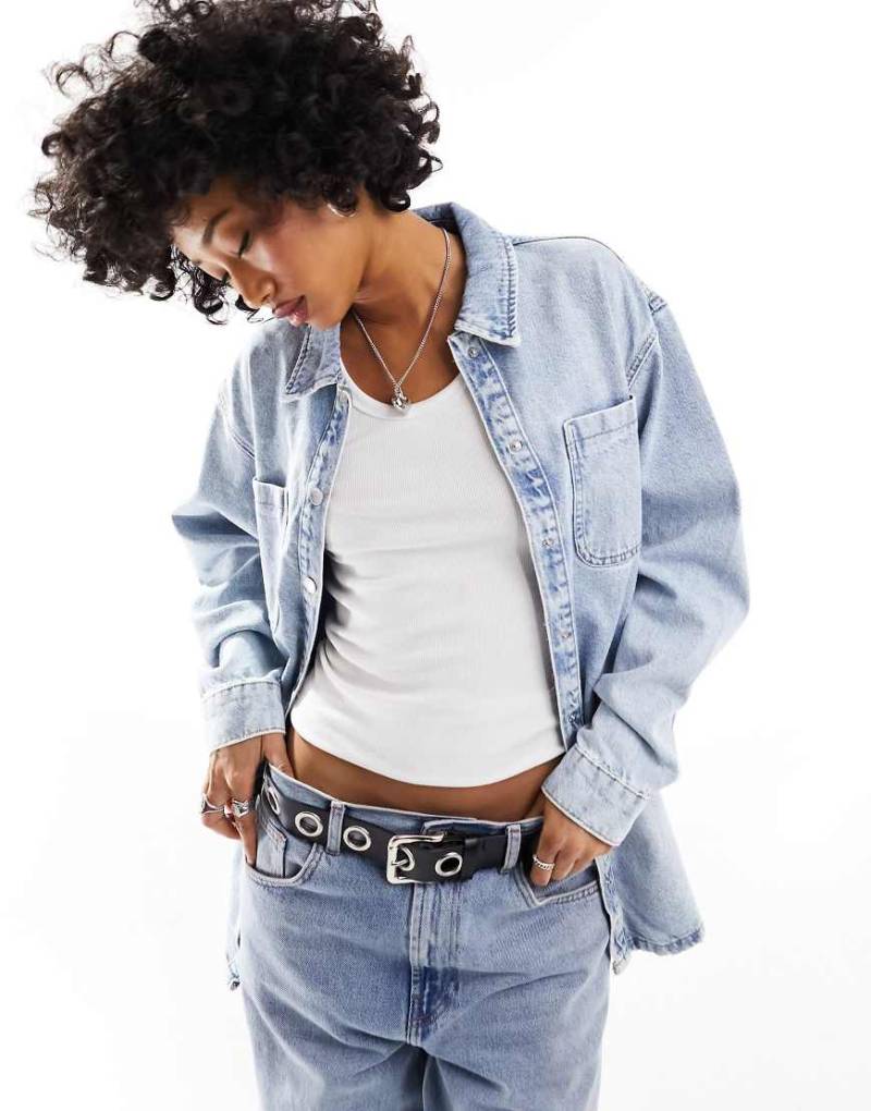 Noisy May - Jeans-Hemdjacke in hellblauer Waschung mit Oversize-Schnitt von Noisy May