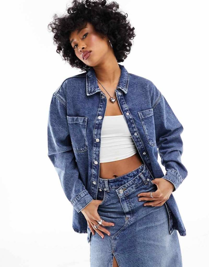 Noisy May - Oversize-Jeanshemd in mittelblauer Waschung von Noisy May