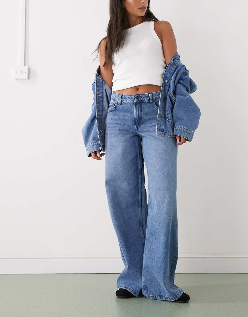 Noisy May - Jeans in Mittelblau mit niedrigem Bund und weitem Bein von Noisy May