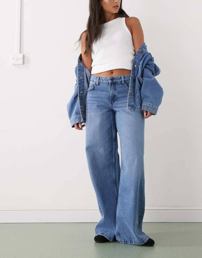 Noisy May - Jeans in Mittelblau mit niedrigem Bund und weitem Bein von Noisy May