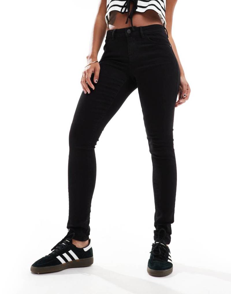 Noisy May - Jen - Enge Jeans in Schwarz mit Push-up-Effekt von Noisy May
