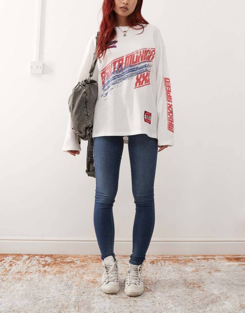 Noisy May - Jen - Jeans in dunkelblauer Waschung mit Push-up-Effekt von Noisy May