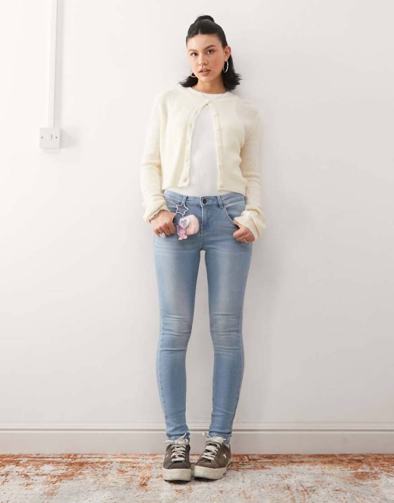 Noisy May - Jen - Jeans in hellblauer Waschung mit Push-up-Effekt von Noisy May