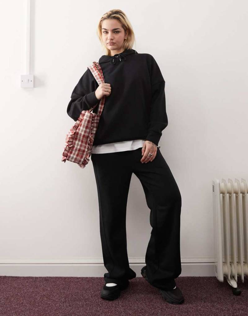 Noisy May - Jogginghose in Schwarz mit weitem Bein, Kombiteil von Noisy May