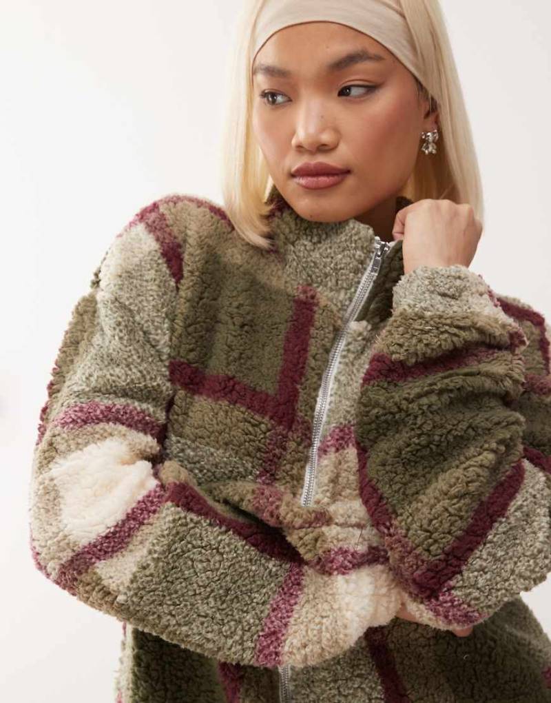 Noisy May - Karierte Oversize-Fleecejacke in Cremeweiß und Khaki-Grün von Noisy May