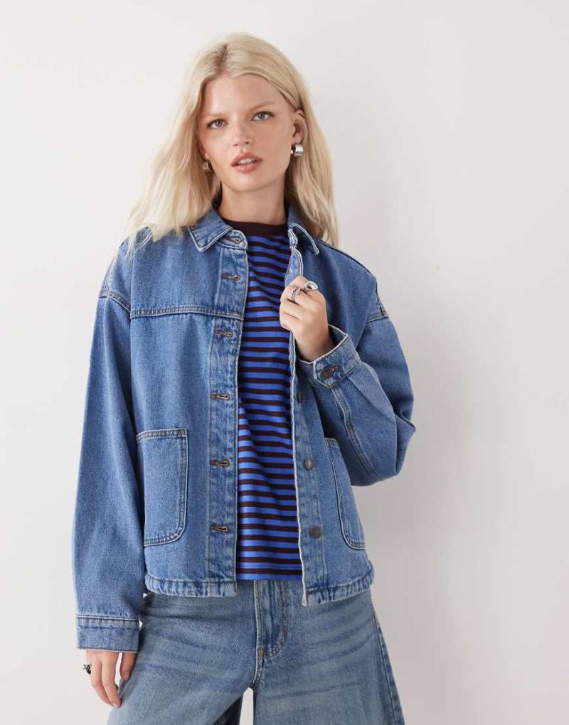 Noisy May - Kastig geschnittene Jeansjacke in Mittelblau von Noisy May