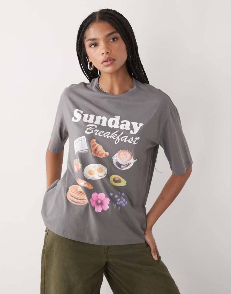 Noisy May - Kastiges T-Shirt in Grau mit „Breakfast"-Motivprint von Noisy May