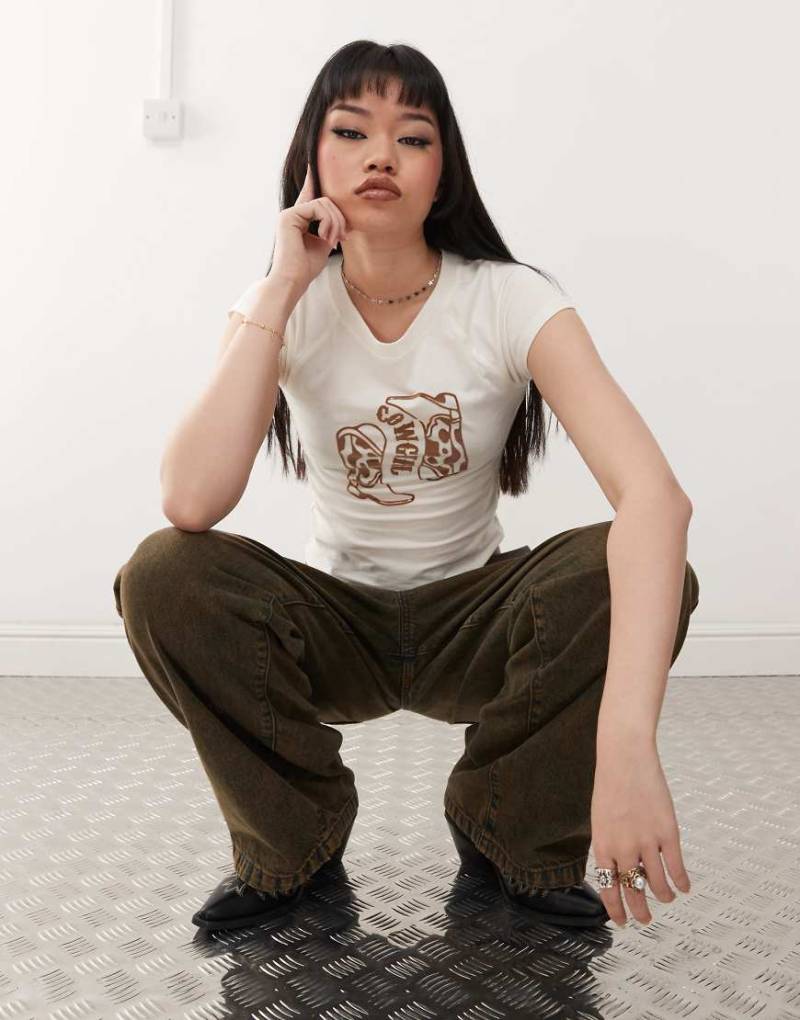 Noisy May - Knapp geschnittenes, beflocktes T-Shirt in Weiß mit „Cowgirl"-Print von Noisy May