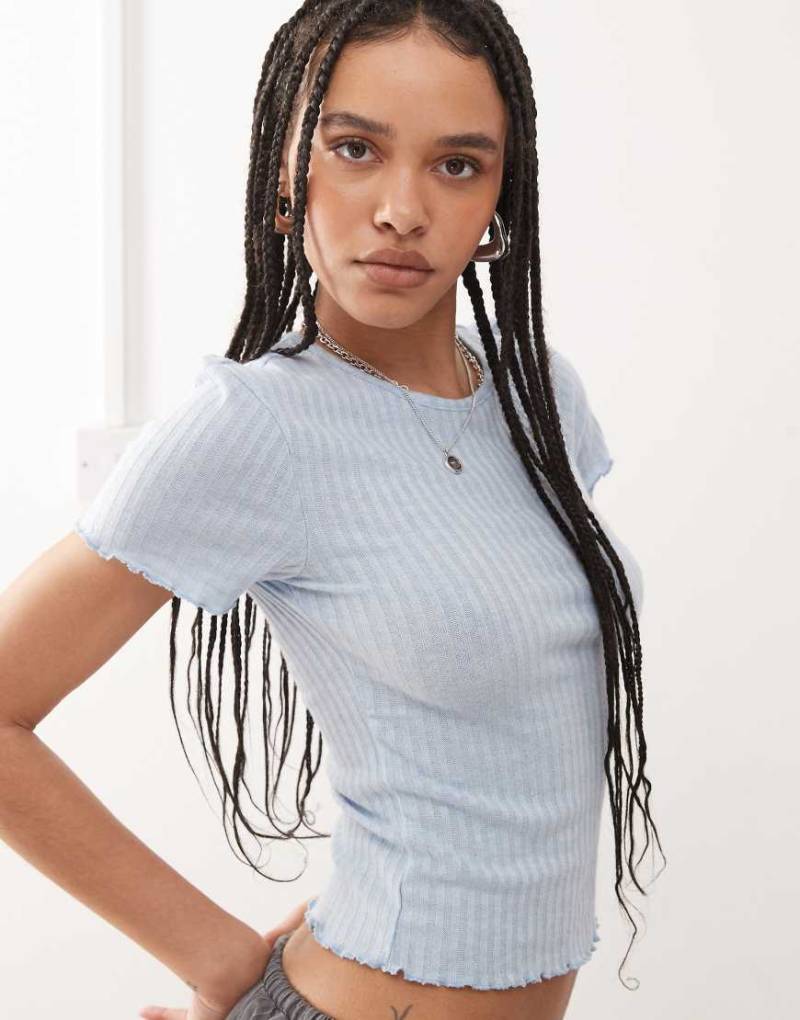 Noisy May - Knapp geschnittenes T-Shirt in Hellblau mit Kräuselsaum von Noisy May