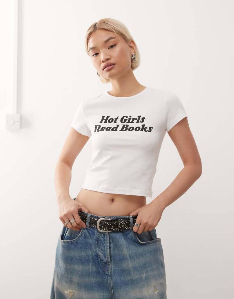 Noisy May - Knapp geschnittenes T-Shirt in Weiß mit „Hot Girls"-Print von Noisy May