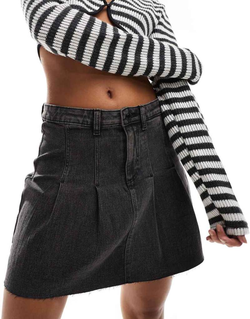 Noisy May - Kurzer Jeans-Faltenrock in verwaschenem Grau von Noisy May