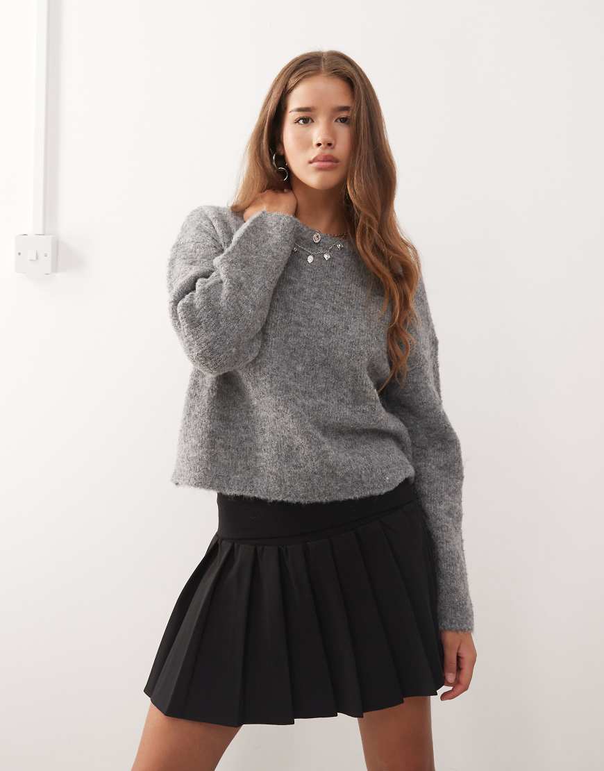 Noisy May - Lockerer Strickpullover in Mittelgrau mit Rundhalsausschnitt von Noisy May