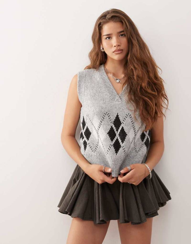 Noisy May - Pullunder in Hellgrau mit V-Ausschnitt und Rautenmuster von Noisy May