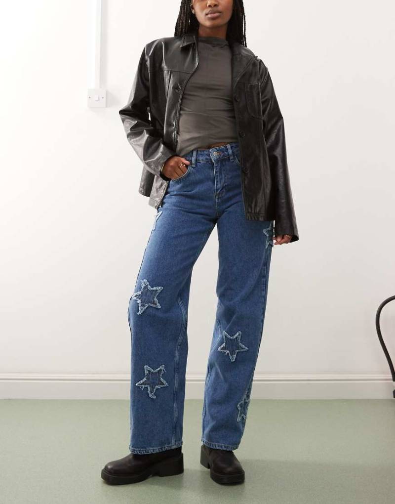 Noisy May - Jeans in mittelblauer Waschung mit weitem Bein und Sternaufnähern von Noisy May