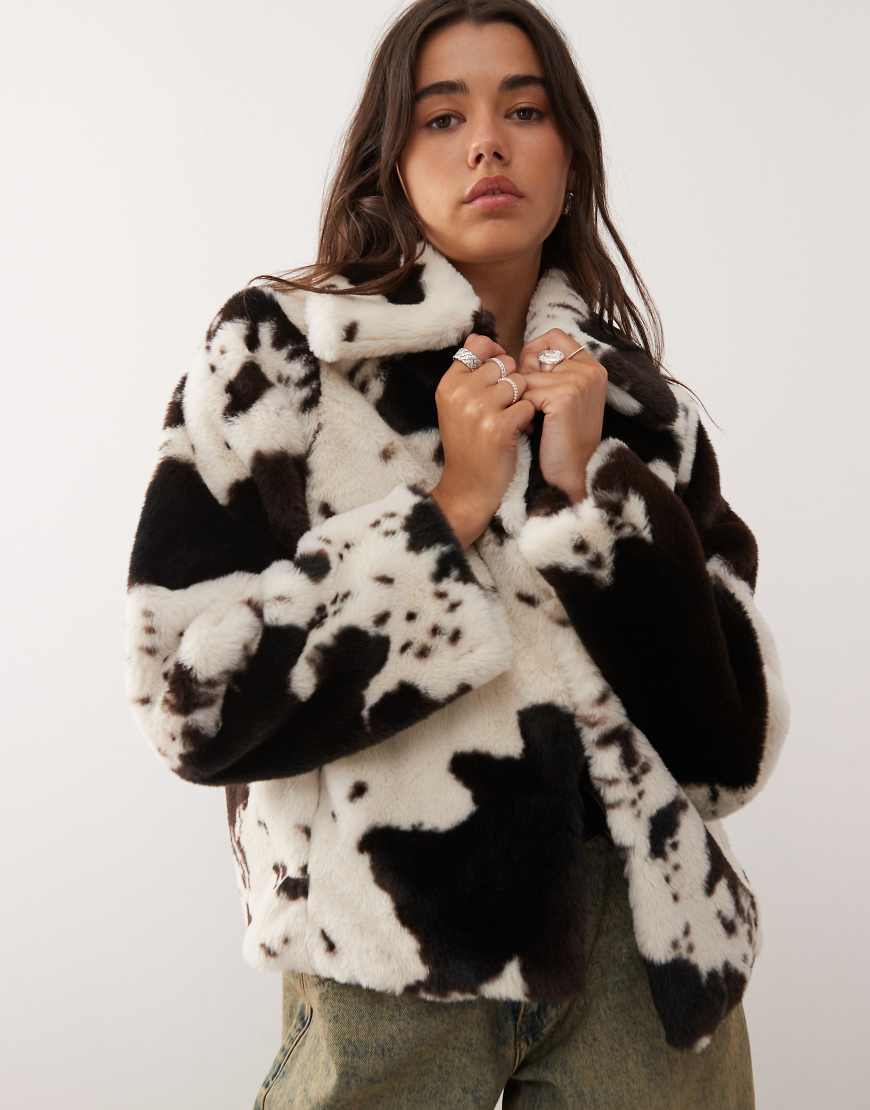 Noisy May - Mantel aus Kunstpelz mit Kuhfleckenmuster-Neutral von Noisy May