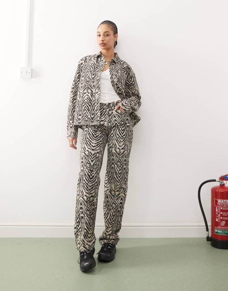 Noisy May - Marlene - Weit geschnittene Jeans mit Zebramuster, Kombiteil-Schwarz von Noisy May