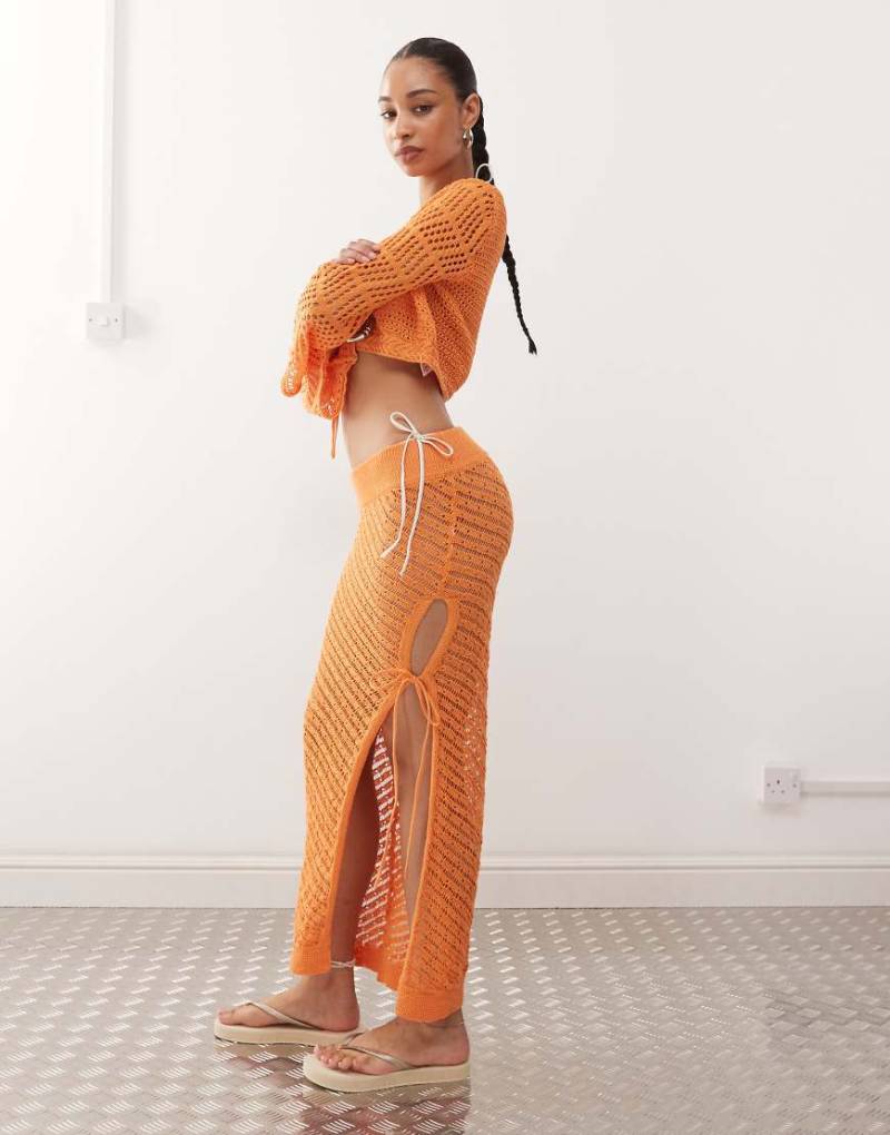 Noisy May - Maxirock im Häkeldesign in Orange mit Bindedetail von Noisy May