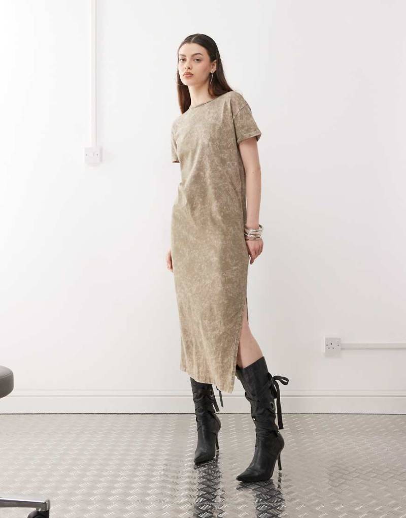 Noisy May - Midaxi-T-Shirt-Kleid in verwaschenem Salbeigrün mit Schlitz von Noisy May