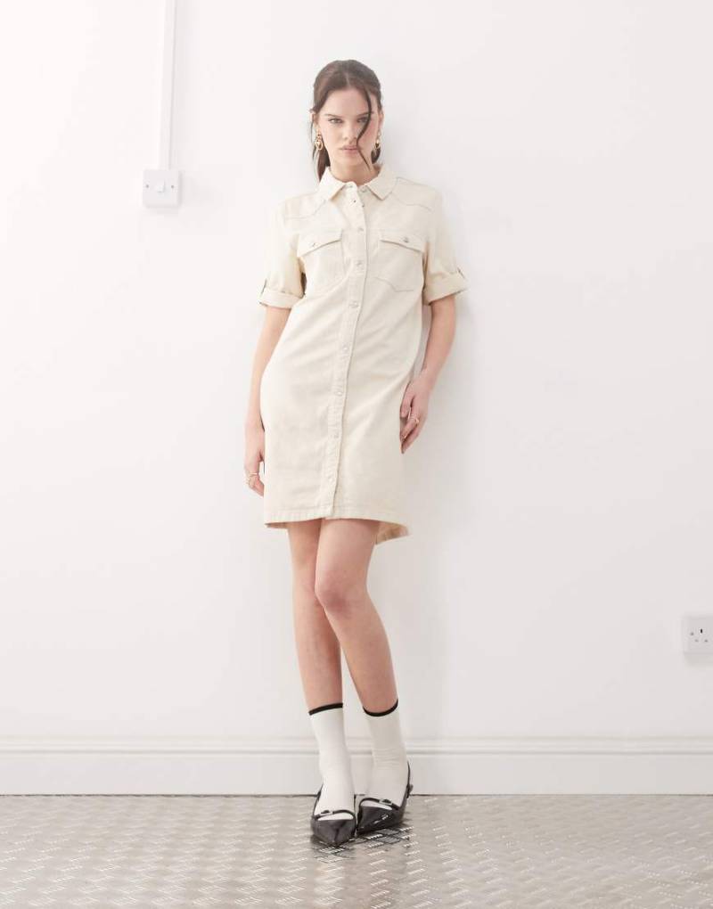 Noisy May - Mini-Jeanskleid in Cremeweiß mit umgeschlagenen Ärmeln von Noisy May