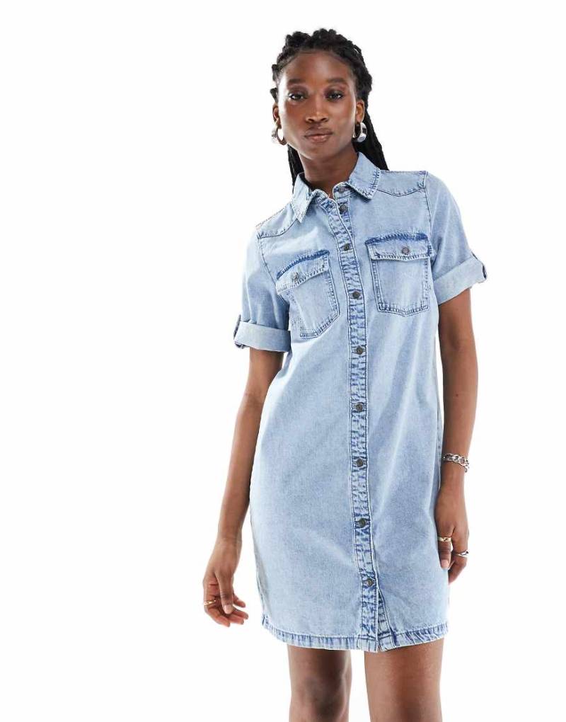 Noisy May - Mini-Jeanskleid in hellblauer Waschung mit umgeschlagenen Ärmeln-Schwarz von Noisy May