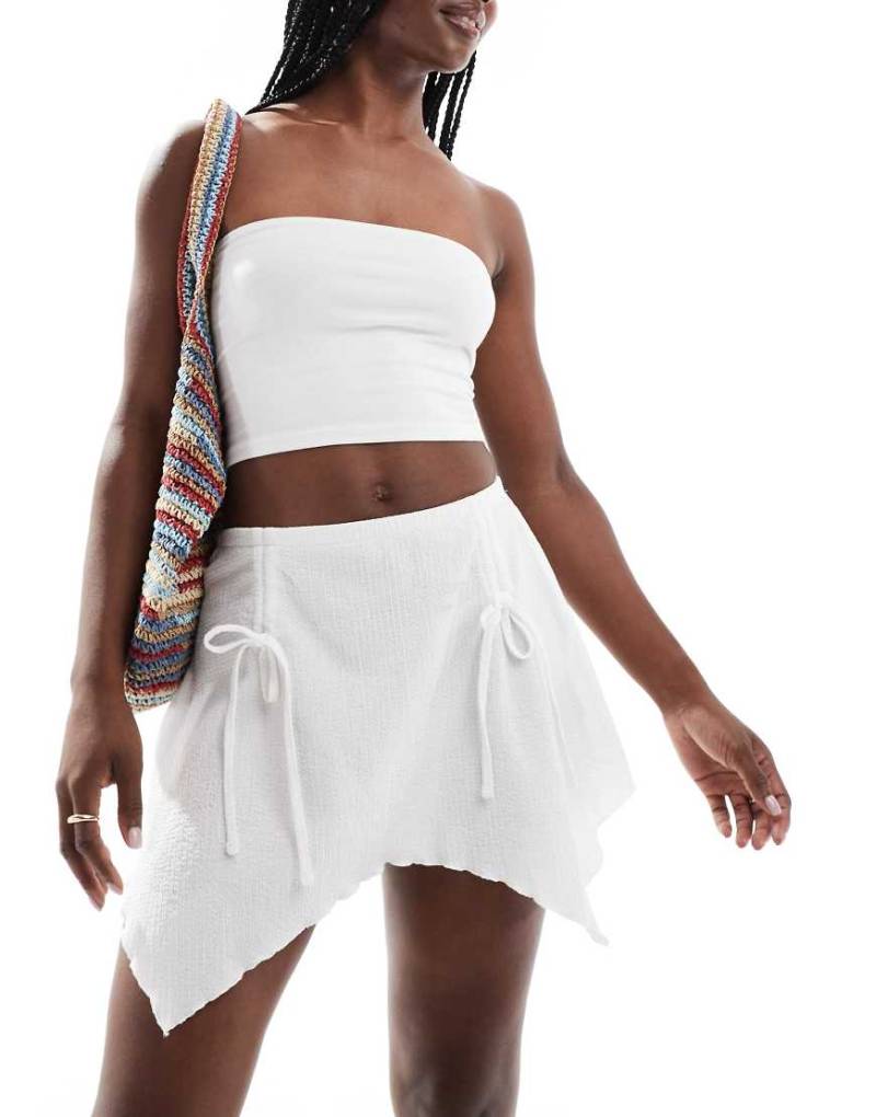 Noisy May - Minirock in Cremeweiß mit Wasserfall-Detail von Noisy May