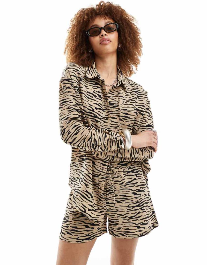 Noisy May - Oversize-Hemdbluse in Beige mit Zebramuster, Kombiteil-Neutral von Noisy May