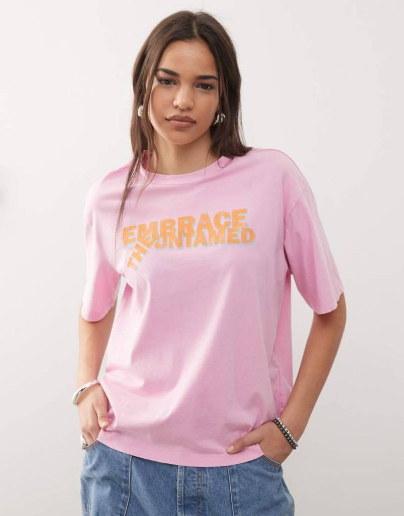 Noisy May - Oversize-T-Shirt in Rosa mit Schriftzug vorne von Noisy May