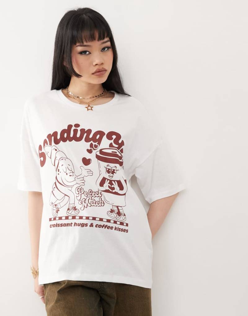Noisy May - Oversize-T-Shirt in Weiß mit „Coffee"-Textprint von Noisy May