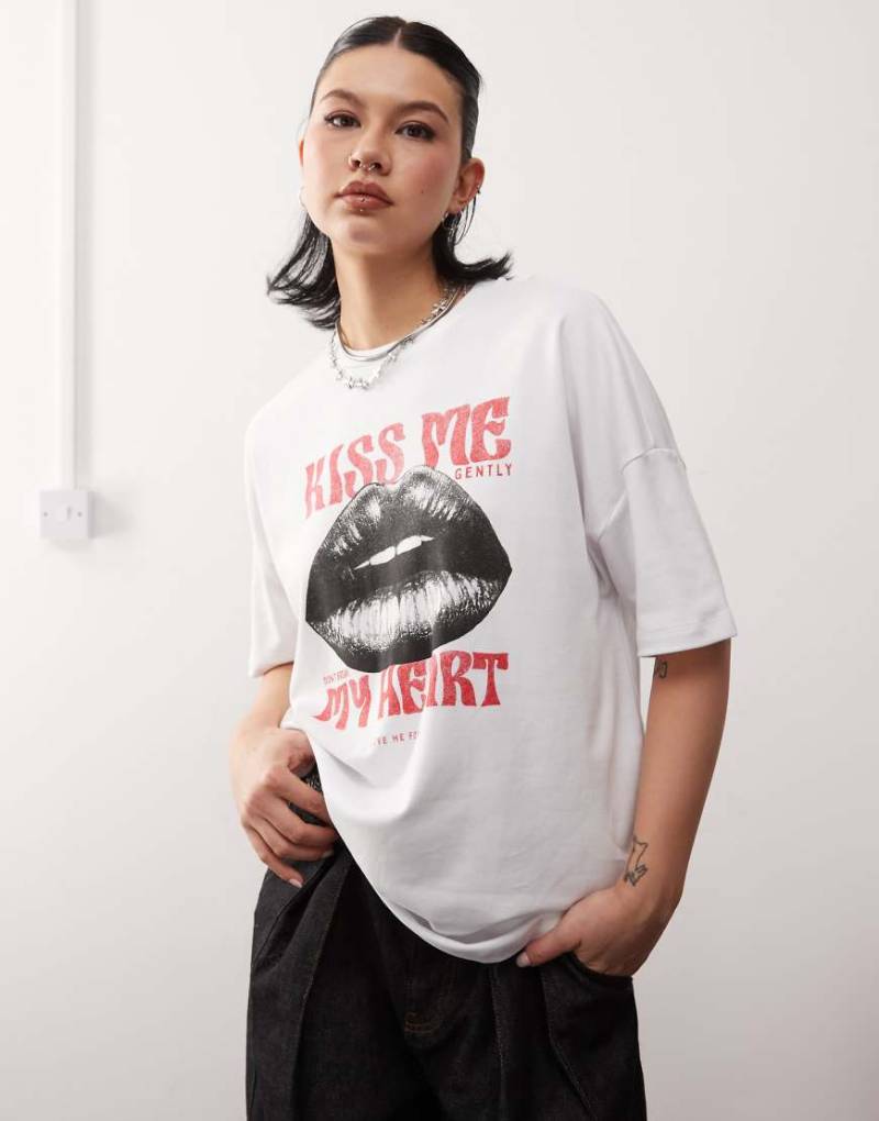 Noisy May - Oversize-T-Shirt in Weiß mit „Kiss Me"-Print von Noisy May