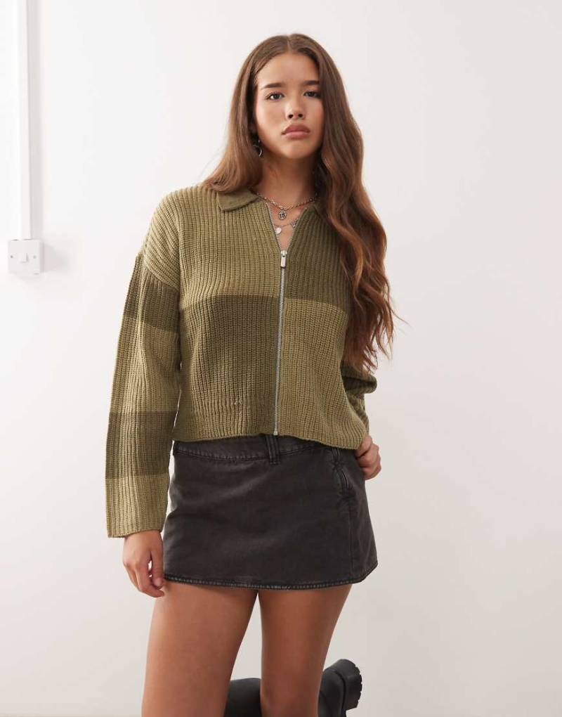 Noisy May - Polojacke in Khaki mit Reißverschluss und Zopfstrickmuster-Grün von Noisy May