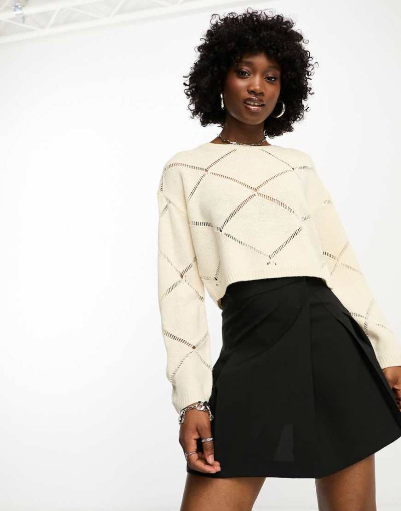 Noisy May - Pullover aus Pointelle-Strick in Creme mit weitem Ausschnitt-Weiß von Noisy May