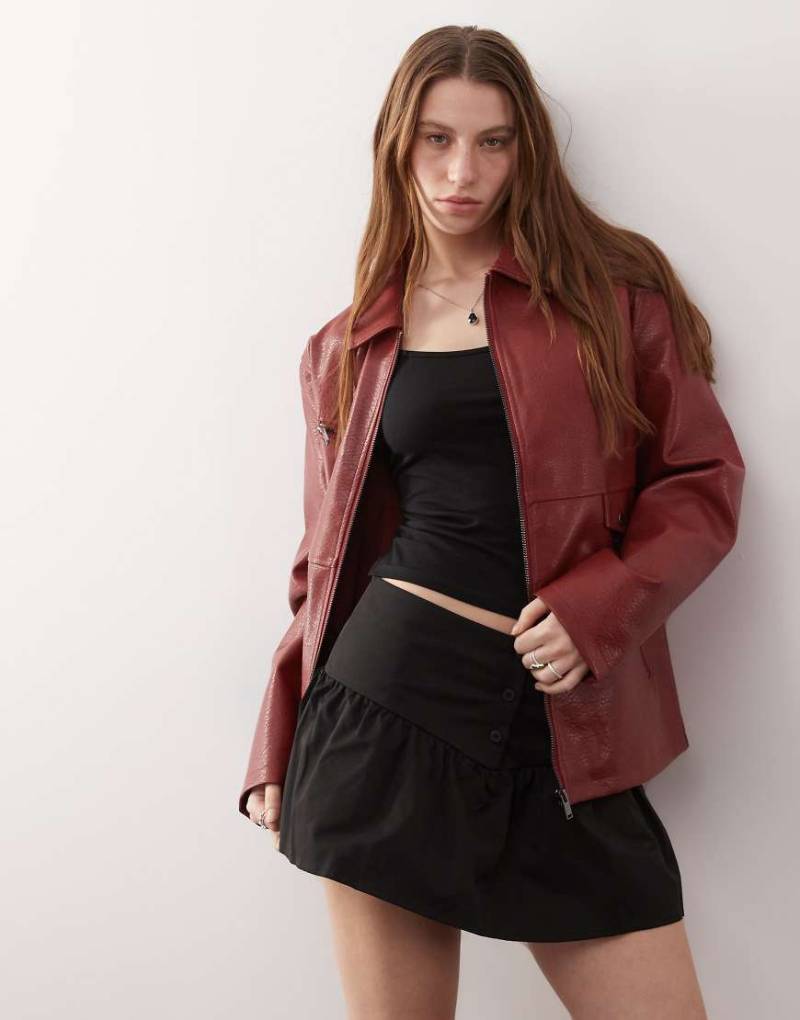 Noisy May - Racer-Jacke aus Kunstleder in Rot mit Oversize-Schnitt von Noisy May