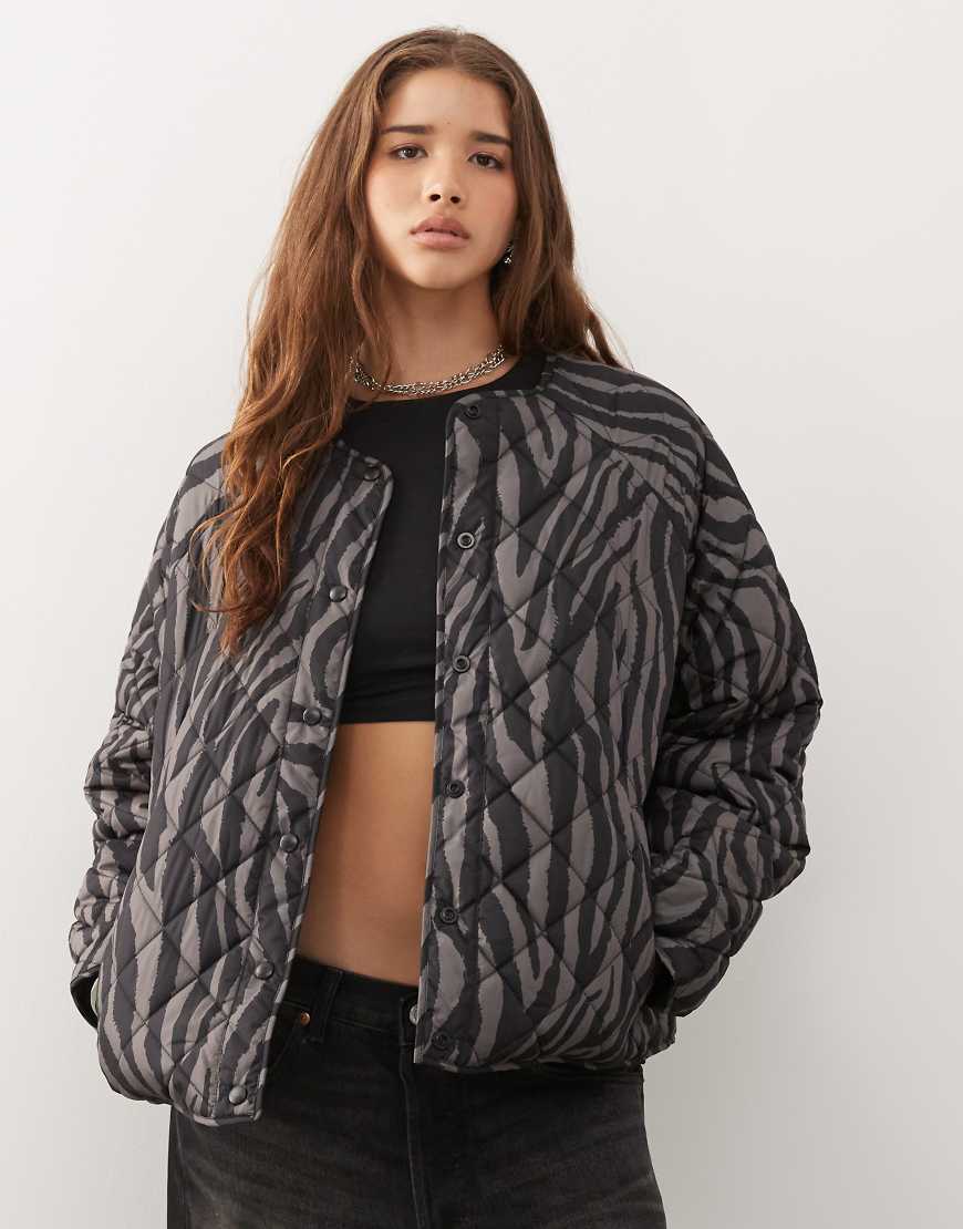 Noisy May - Steppjacke in Grau mit Zebramuster Noisy May - Steppjacke in Grau mit Zebramuster von Noisy May