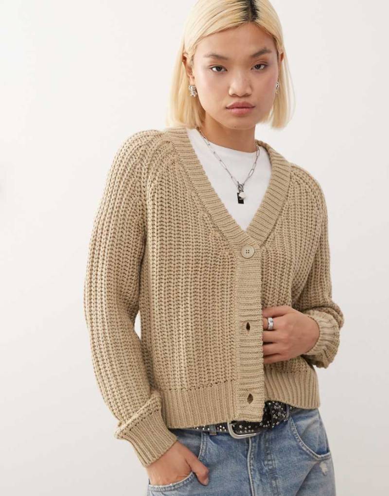 Noisy May - Strickjacke in Beige mit V-Ausschnitt-Neutral von Noisy May