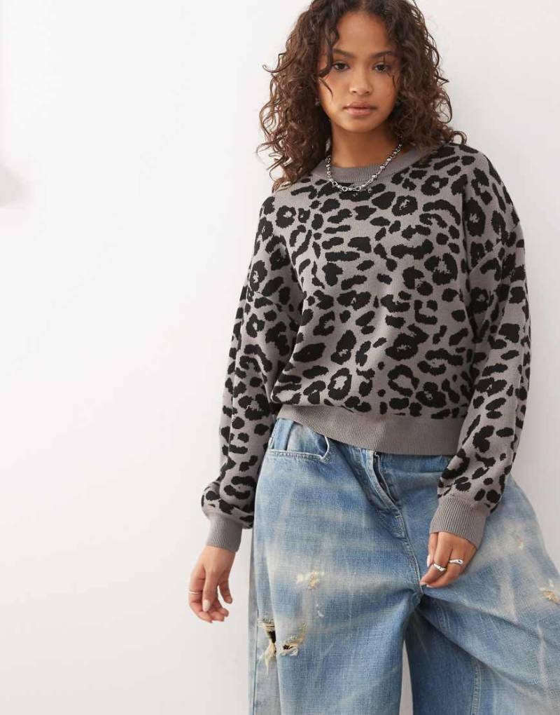 Noisy May - Relaxed-Fit-Strickpullover in Grau mit Leopardenmuster-Schwarz von Noisy May