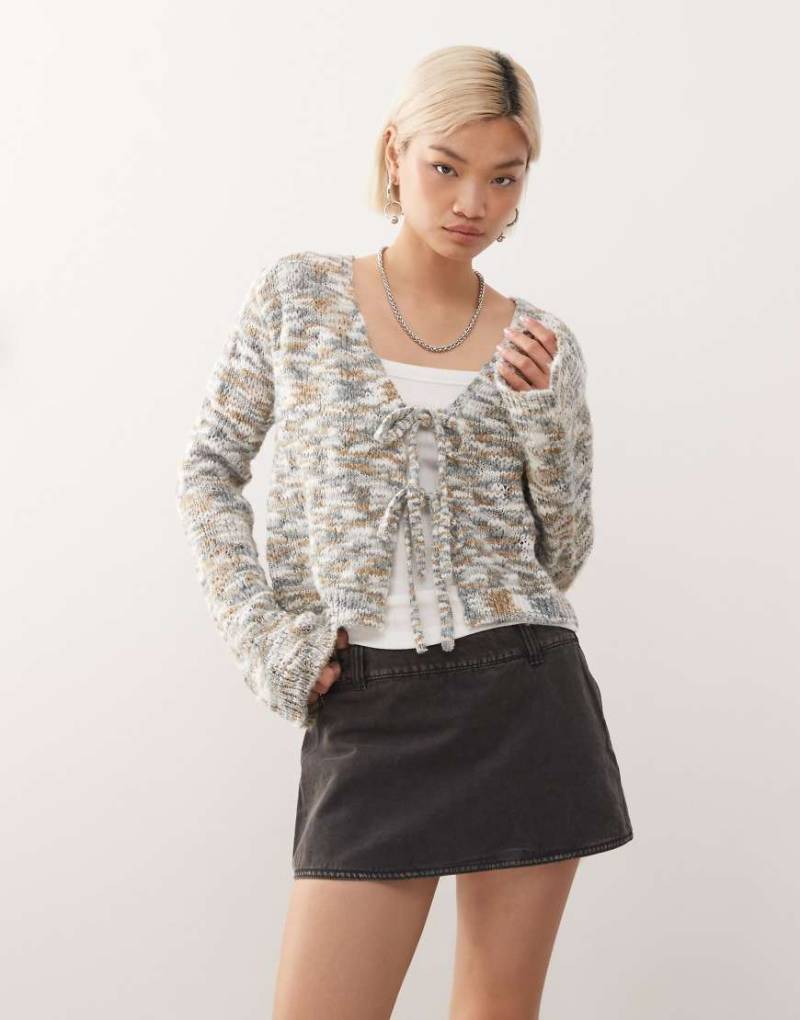 Noisy May - Strukturierte Strickjacke in Grau und Bund mit Bindedetail vorne und Trompetenärmeln von Noisy May