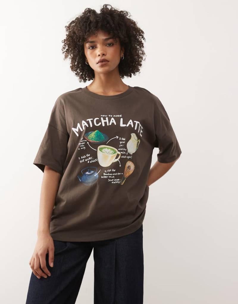 Noisy May - T-Shirt in Schokobraun mit Matcha-Print-Brown von Noisy May