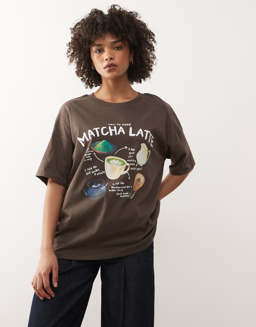 Noisy May - T-Shirt in Schokobraun mit Matcha-Print-Brown von Noisy May