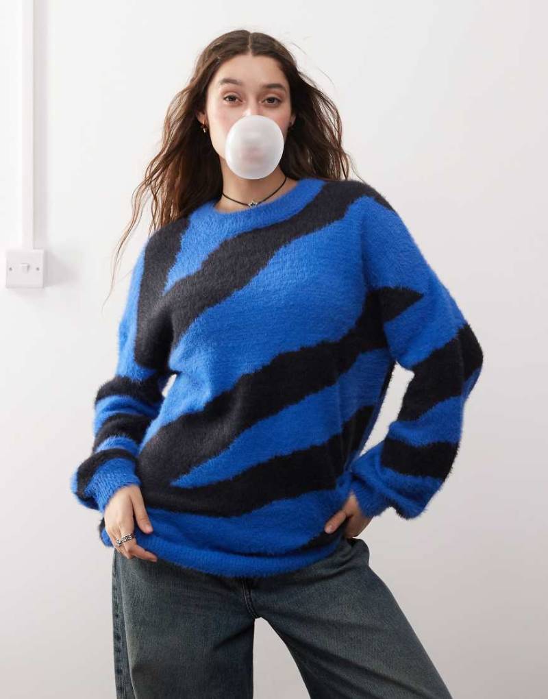 Noisy May - Texturierter Oversize-Strickpullover in Blau mit Zebrastreifen in Schwarz von Noisy May