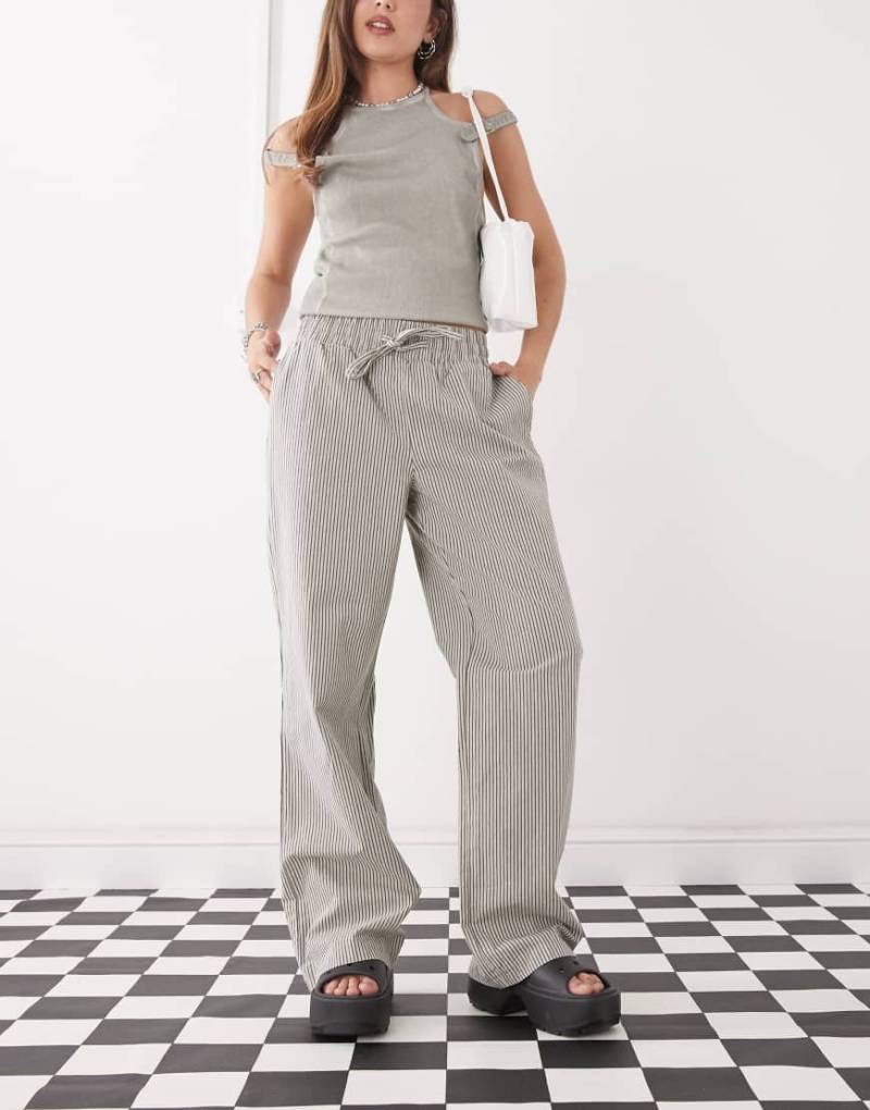 Noisy May - Vorne gebundene Hose in grau gestreift mit weitem Bein von Noisy May