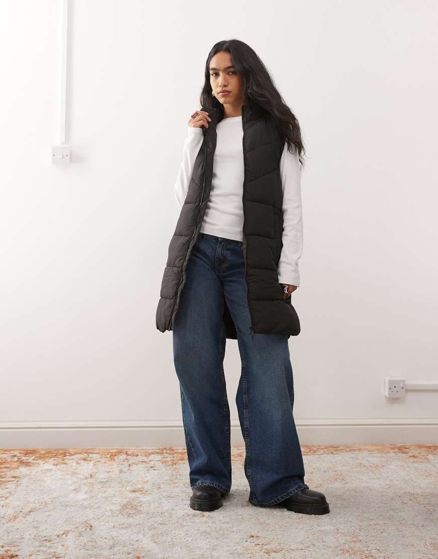 Noisy May - Wattierte, lang geschnittene Weste in Schwarz von Noisy May