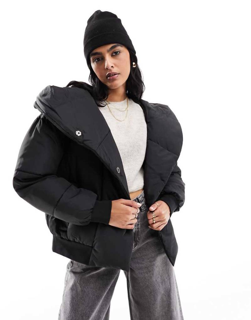 Noisy May - Wattierte Jacke in Schwarz mit übergroßer Kapuze von Noisy May
