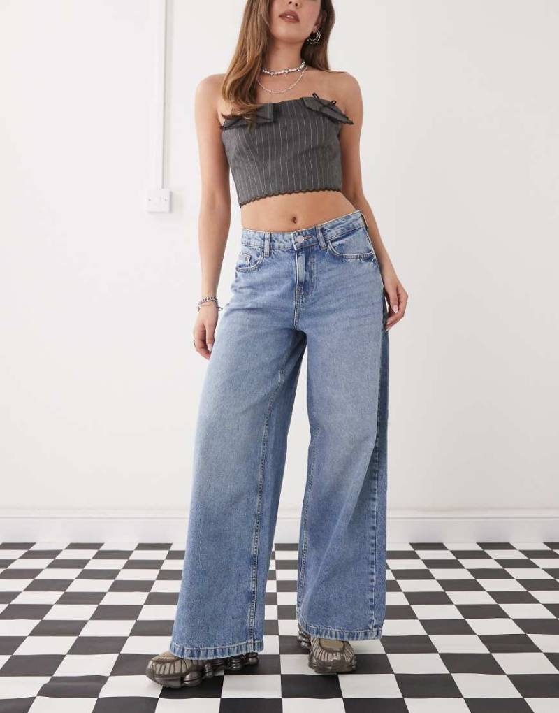Noisy May - Jeans aus hellblauem Denim mit mittelhohem Bund und weitem Bein von Noisy May