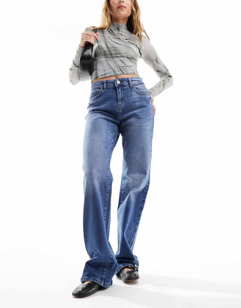 Noisy May - Yolanda - Jeans in verwaschenem Mittelblau mit weitem Schnitt von Noisy May