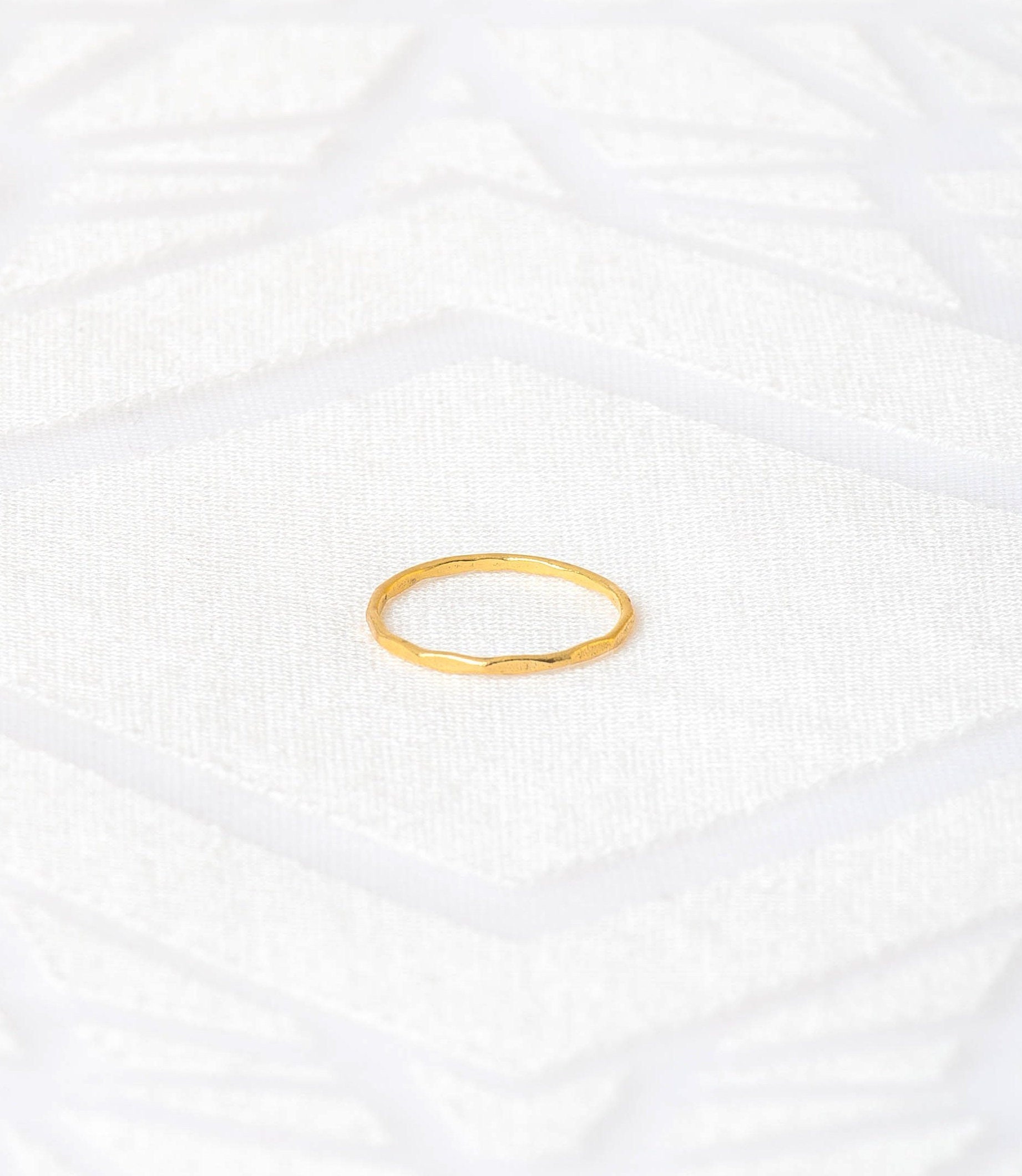 585Er Gelbgoldring Schmales Facettenband Zum Stapeln von NoitaDesigns