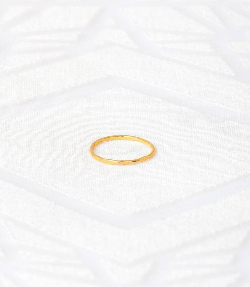 585Er Gelbgoldring Schmales Facettenband Zum Stapeln von NoitaDesigns