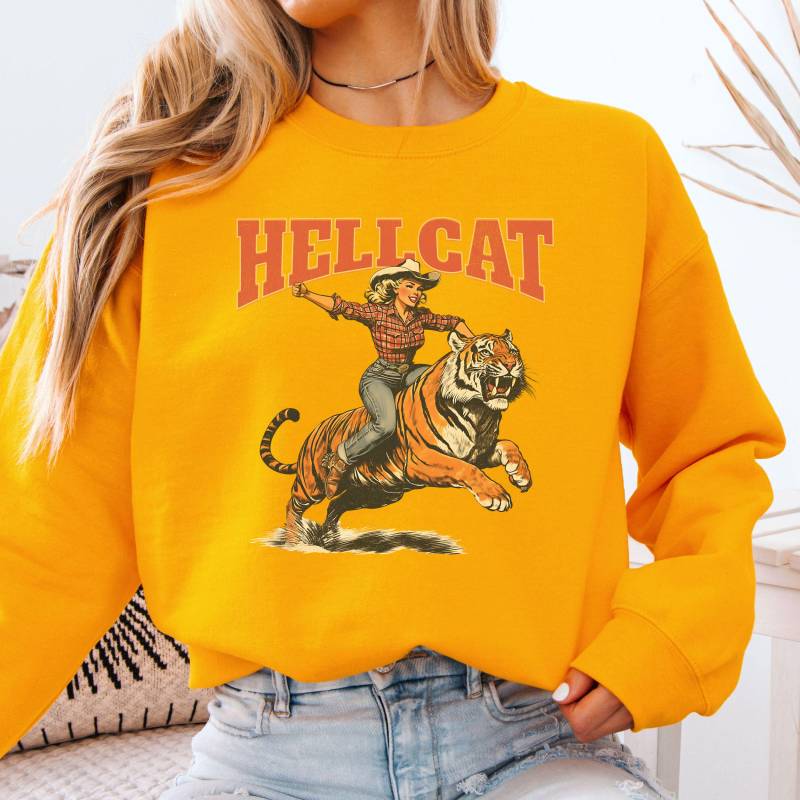 Hellcat Cowgirl Sweatshirt, Retro Western Grafik Pullover, Land Mädchen Geschenk, Rodeo Outfit Style Sweatshirt Hellcat Cowgirl Sweatshirt, Retro Western Grafik Pullover, Land Mädchen Geschenk, Rodeo Outfit Style Sweatshirt von Noivio