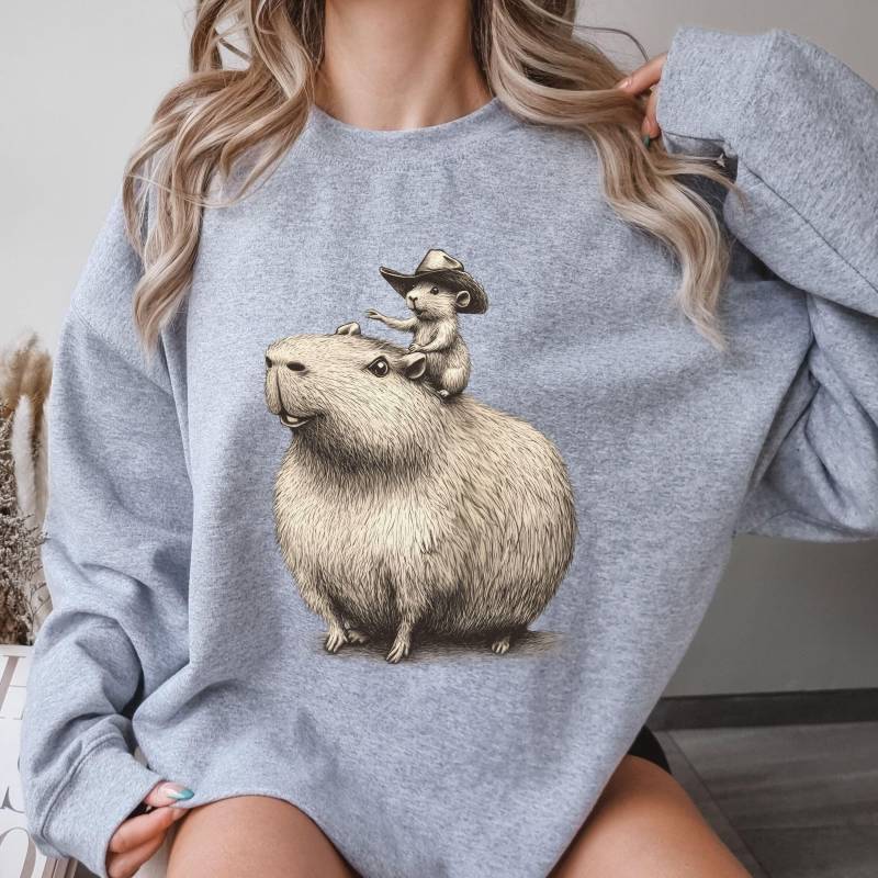 Lustiges Capybara-Sweatshirt, Niedlicher Cowboy Capybara-Liebhaber-Pullover, Schrulliges Maus Capybara-Shirt, Capybara Meme-Sweatshirt, Einzigartiges Lustiges Capybara-Sweatshirt, Niedlicher Cowboy Capybara-Liebhaber-Pullover, Schrulliges Maus Capybara-Shirt, Capybara Meme-Sweatshirt, Einzigartiges von Noivio