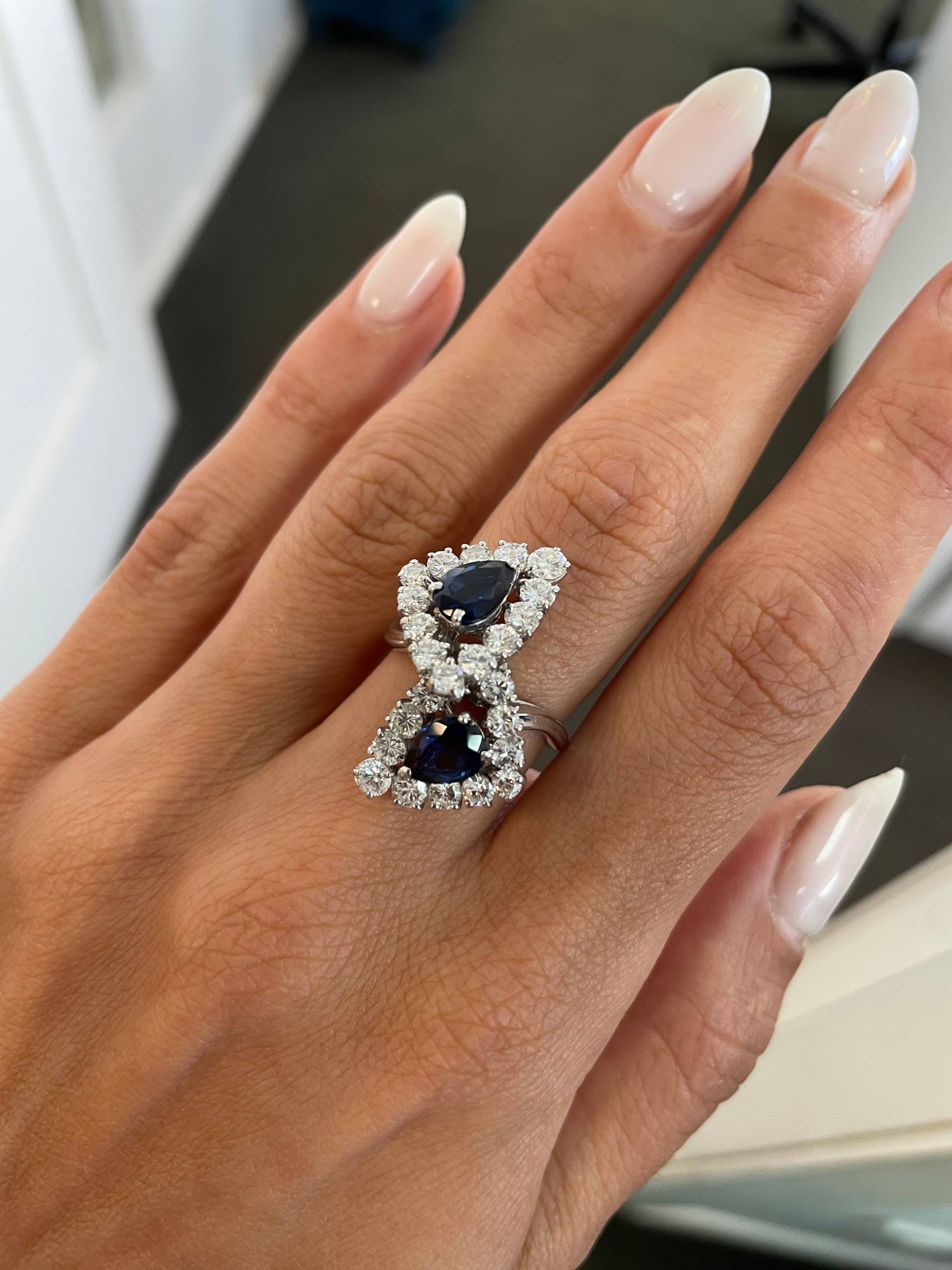 Cocktail Saphir Ring, Bow 1.5Ct Sri Lanka Saphire, 2.5Ct Diamanten, 750 Weissgold, Statement Schmuck Geschenk Für Frau von NolaJewelryShop